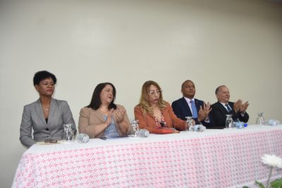 La mesa principal estuvo integrada por la vicedecana Carmen Chevalier, el vicesecretario general de la UASD, maestro José Casado, así como los disertantes, magistrados Ernesto Evertz Rodríguez, del Tribunal Superior Administrativo, y Mery Laine Collado Tactuk, del Tribunal de Trabajo.l. (Foto: Fuente Externa)