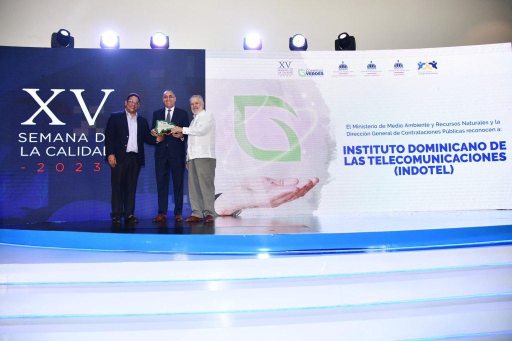 Indotel es galardonado en la Semana de la Calidad por aplicación de compras verdes. (Foto: Fuente Externa)