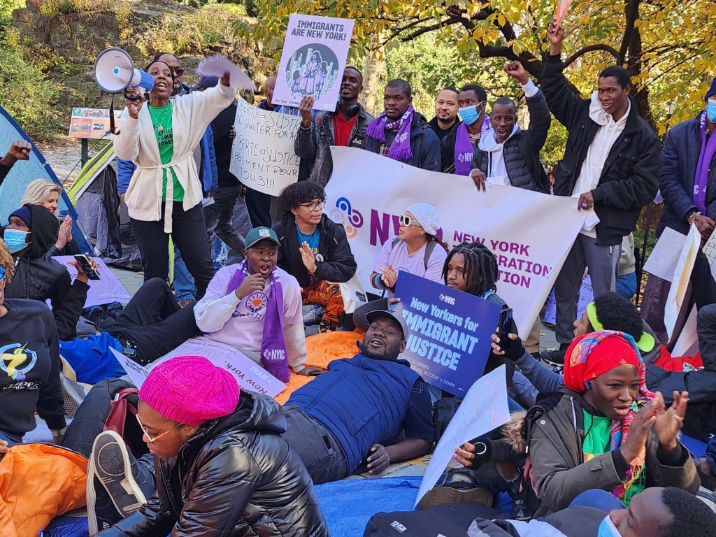 Inmigrantes "duermen" frente a residencia oficial del alcalde de Nueva York. Foto: Fuente Externa