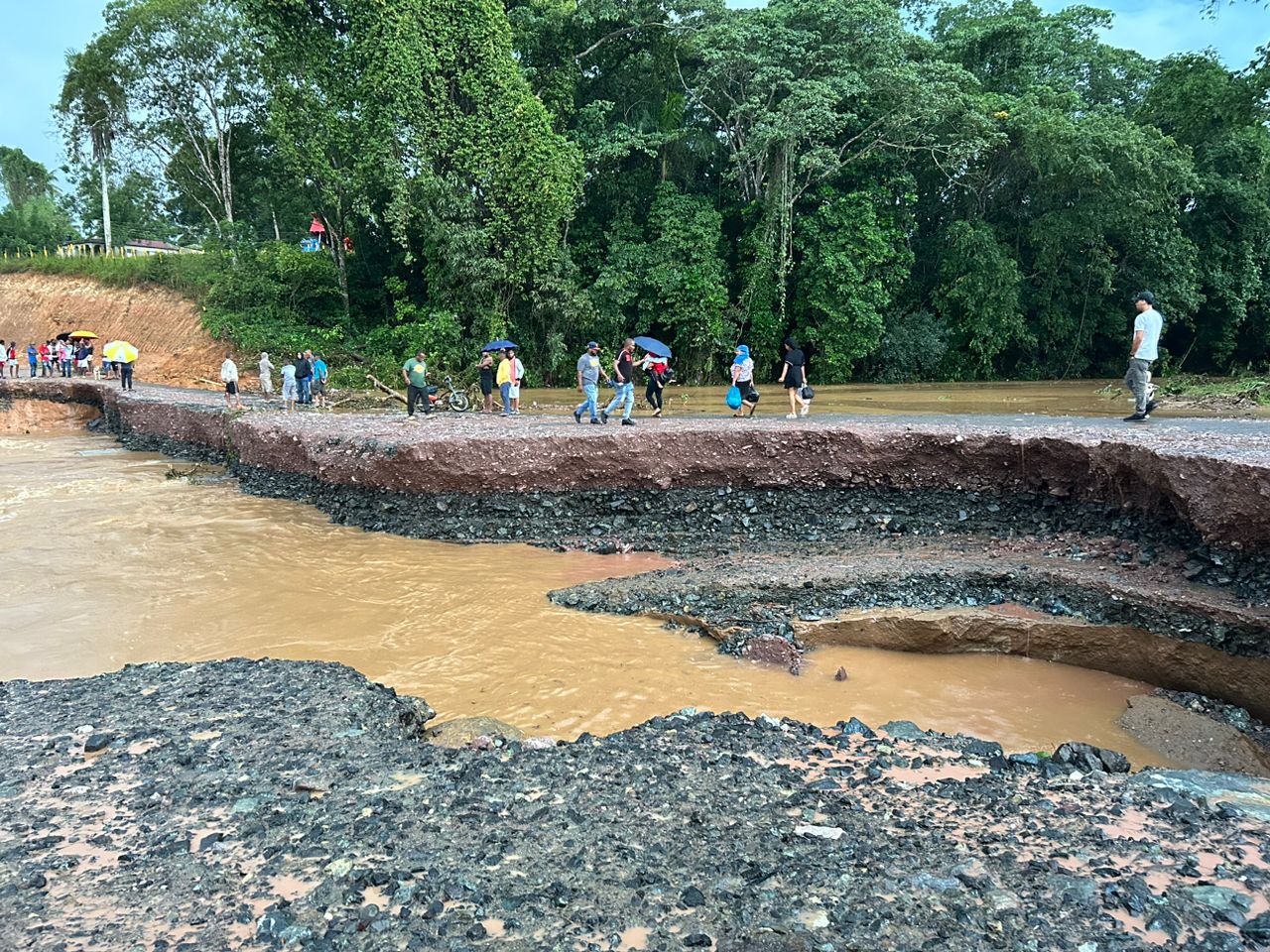 Río La Leona en Yamasá se desborda (Foto: Fuente externa)