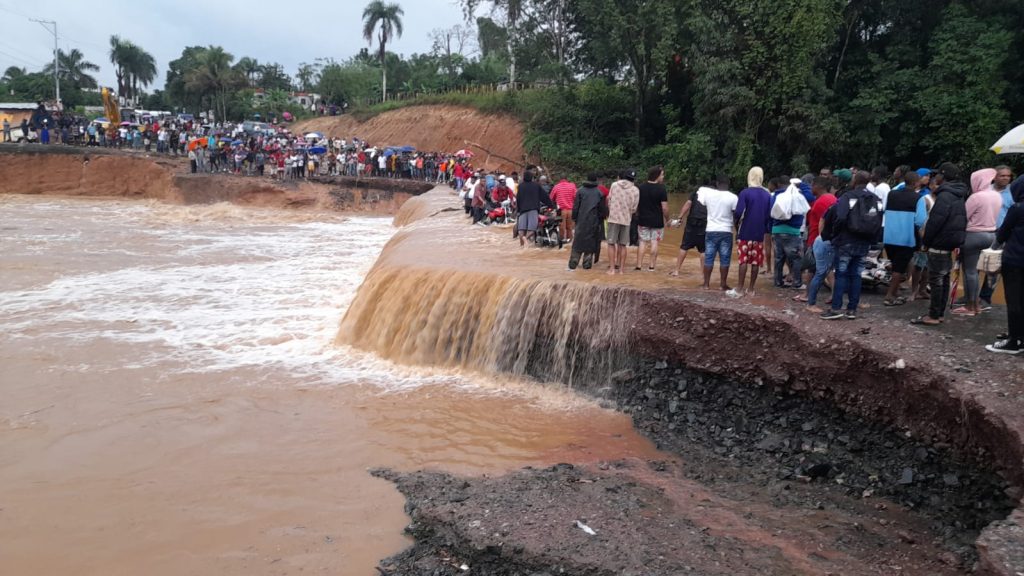 Puente que conecta a Yamasá y Peralvillo con Santo Domingo colapsó a causa de las lluvias (Foto: Fuente externa)