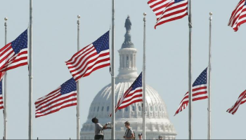 Biden ordena que las banderas de EEUU ondeen a media asta por la muerte de Rosalynn Carter