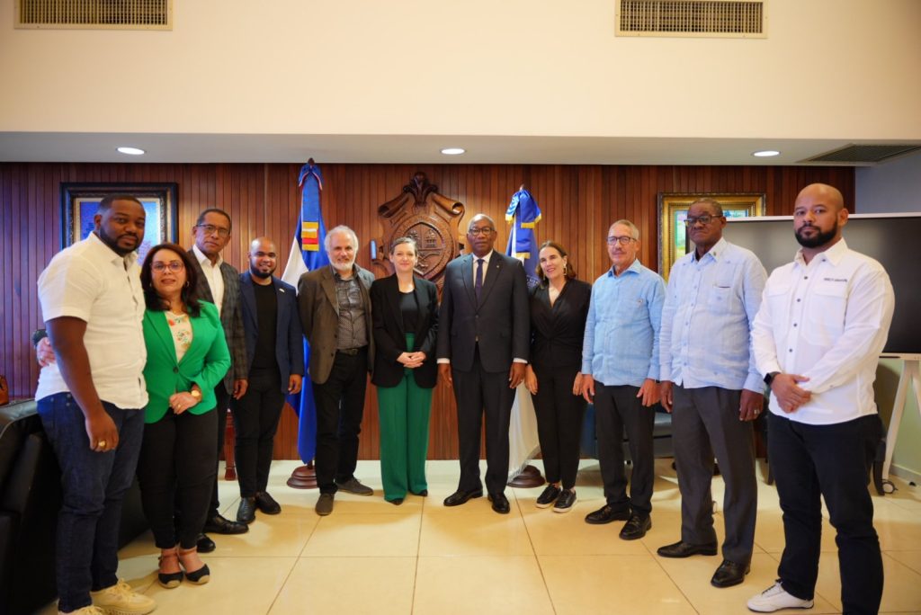 Rector UASD recibe delegación de organización RedCLARA