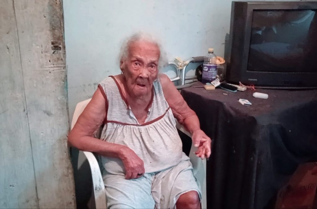 Anciana de Barahona pide ayuda al Gobierno para reparar su vivienda afectada por lluvias