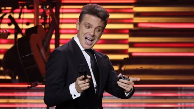 Luis Miguel sufre tropiezo en su Tour 2023; caída se viraliza en redes sociales