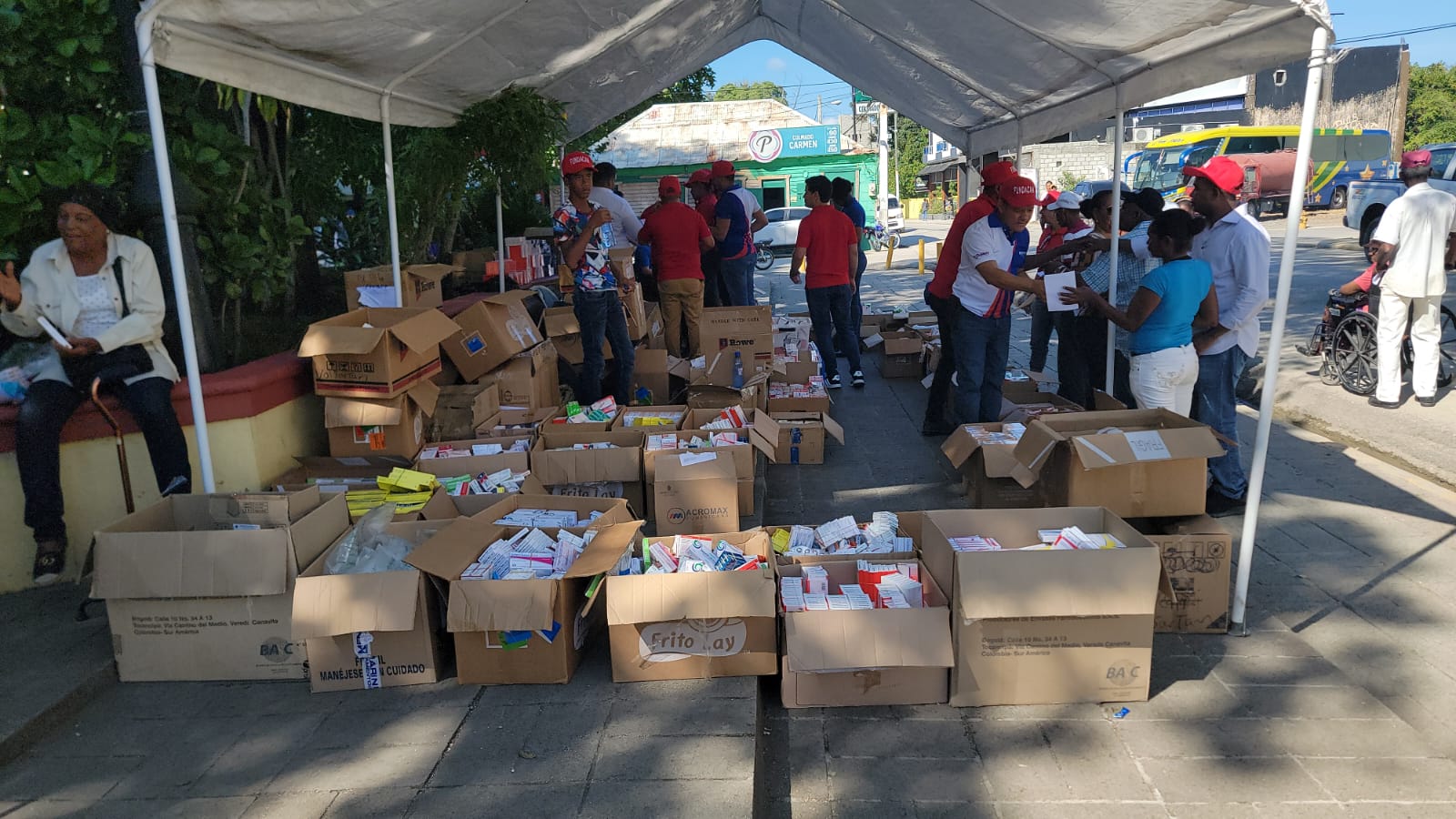 Carpa con medicamentos gratis para los pacientes