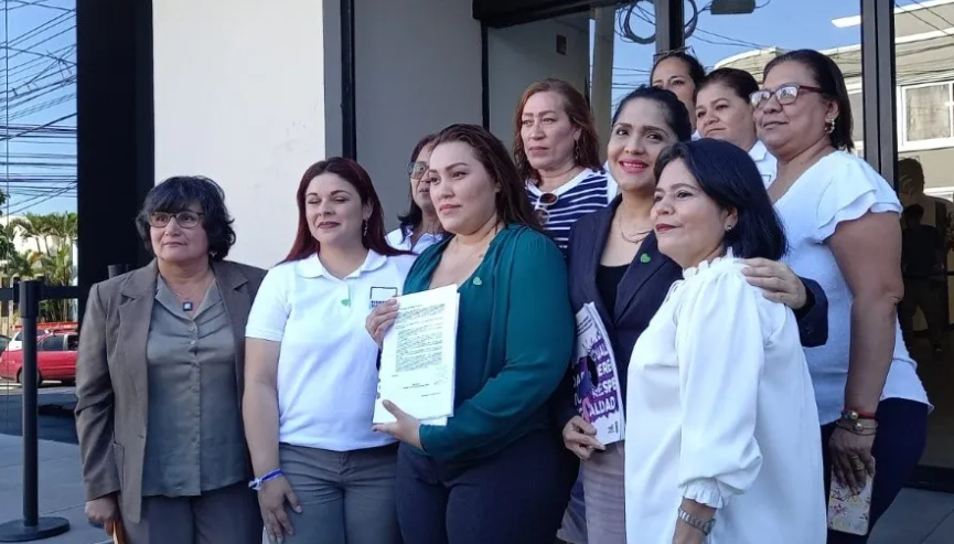 Candidatas a diferentes cargos del partido de oposición Nuestro Tiempo