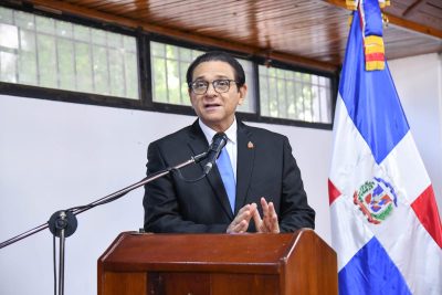 Ministro de Salud recibe reconocimiento del CMD; exhorta no olvidar liderazgo de grandes médicos