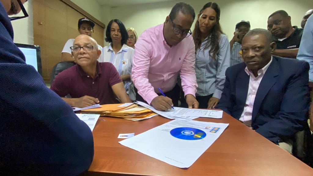  Inscriben candidaturas ante la JCE en Monte Plata
