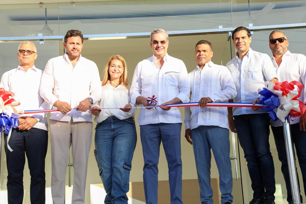Presidente Abinader culmina jornada en Ocoa inaugurando varias obras