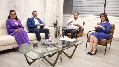 Abel y Margarita sostienen encuentro con candidatos a alcaldes y directores del Gran Santo Domingo