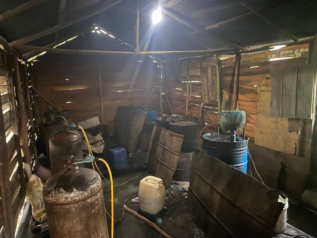 Autoridades desmantelan fábrica clandestina de alcohol en Navarrete; apresan a varios vinculados