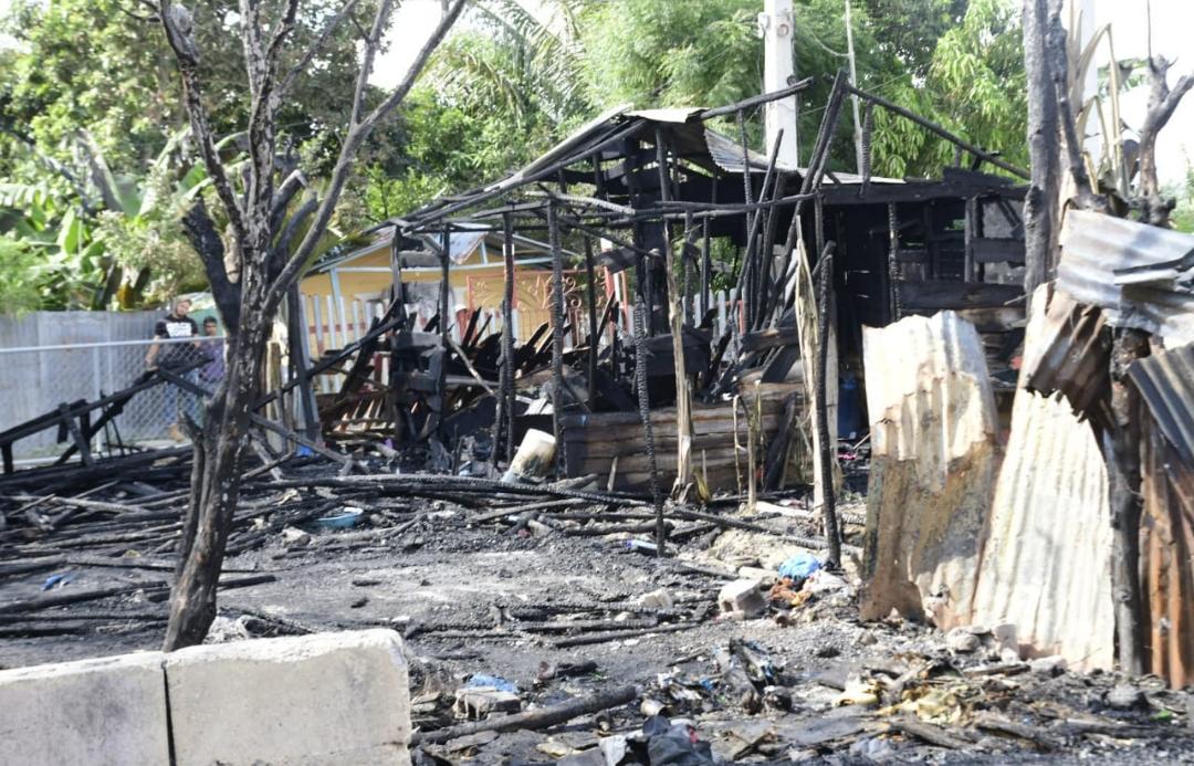 Gobernadora Rosa Santos asiste 4 familias que perdieron sus hogares por un incendio en Santiago Oeste – El Nuevo Diario (República Dominicana)