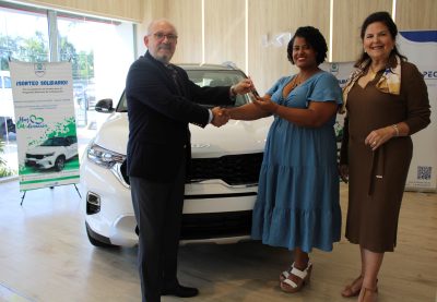 Harold Molina, presidente de la Junta Directiva de Cenapec_ Lcda. Sonia Villanueva, pasada presidente y Marileny Mata Acevedo, ganadora del Sorteo Solidario