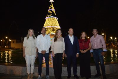 Alcaldía del DN ilumina la ciudad con el encendido del árbol navideño en el Parque Eugenio María de Hostos
