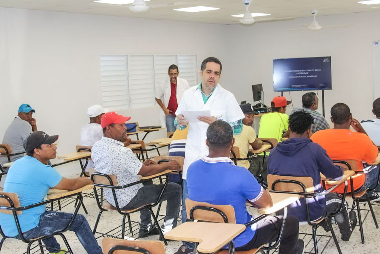 Medio Ambiente e Infotep capacitan guardaparques, guías y comunitarios de Pedernales