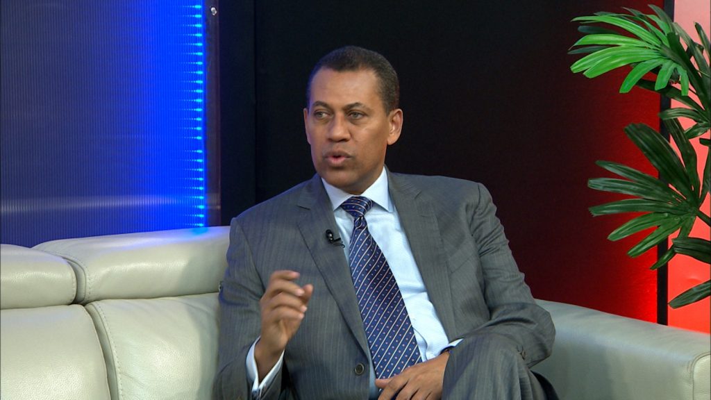 Guido Gómez dicta conferencia educativa sobre reformas fiscal y constitucional (Foto: Fuente externa)