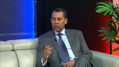 Guido Gómez dicta conferencia educativa sobre reformas fiscal y constitucional (Foto: Fuente externa)