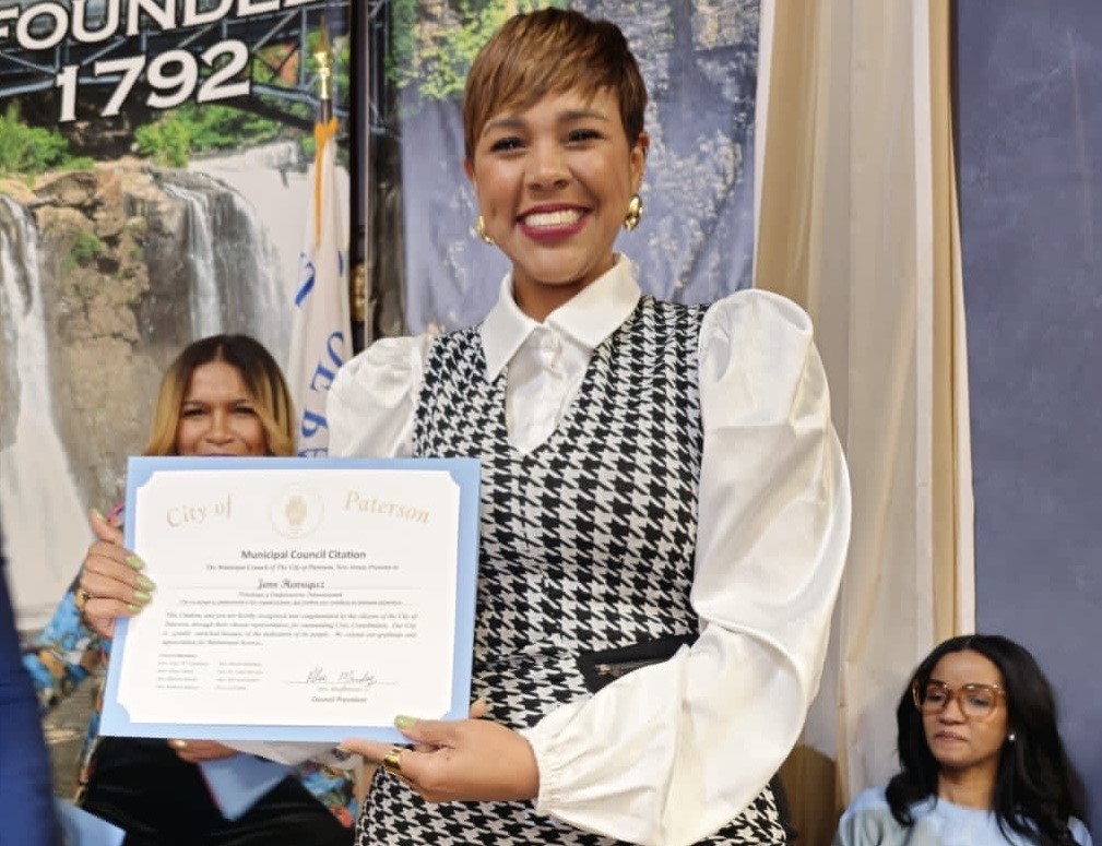 Jenn Henríquez recibe reconocimiento por el presidente concejal de ...