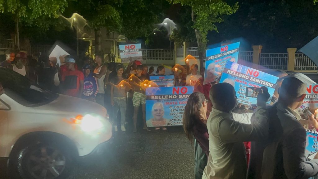 Residentes de Mata Gorda protestan frente a Medio Ambiente.