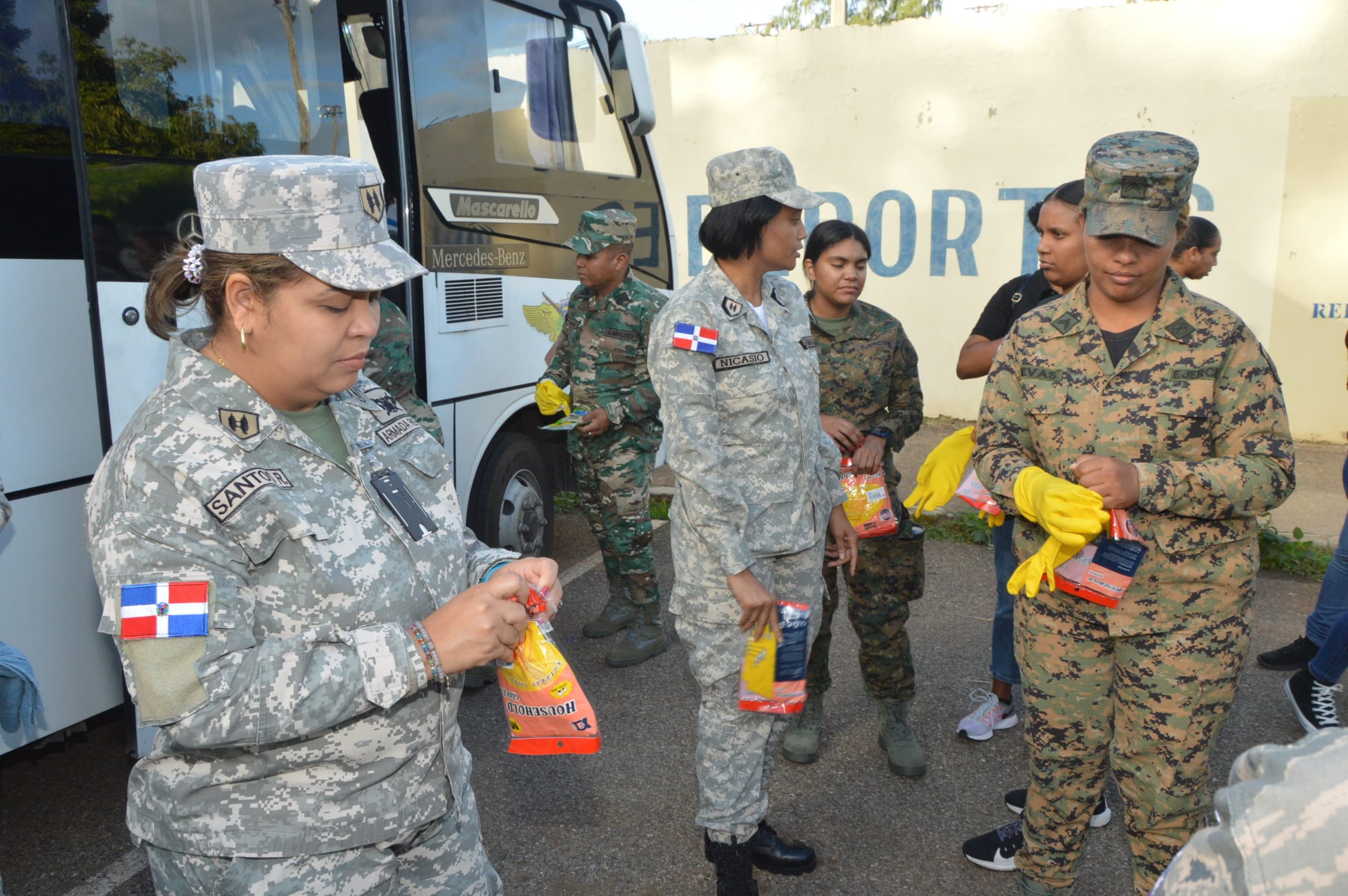 Cuerpo Médico y Sanidad militar de las FFAA realizan jornada de reciclaje de plásticos