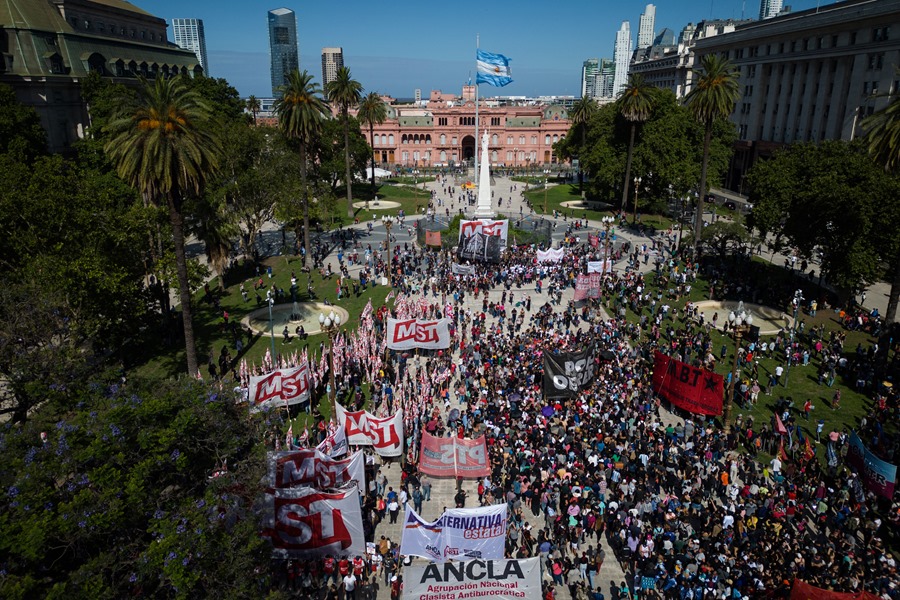 Manifestantes de Agentina en la primera protesta social realizada contra el gobierno de Milei