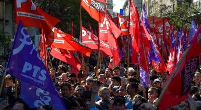 Protestantes contra plan de Milei en Argentina.
