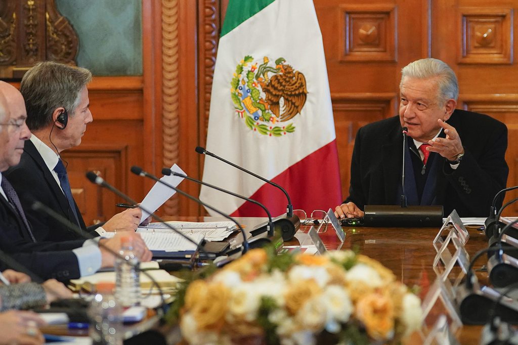 El presidente mexicano, Andrés Manuel López Obrador (d), hablando con el secretario de Estado de los Estados Unidos, Antony Blinken