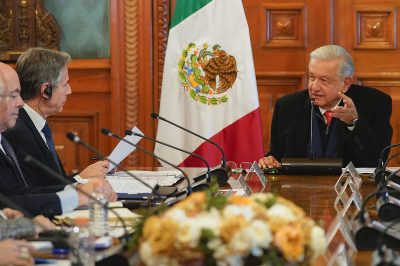 El presidente mexicano, Andrés Manuel López Obrador (d), hablando con el secretario de Estado de los Estados Unidos, Antony Blinken
