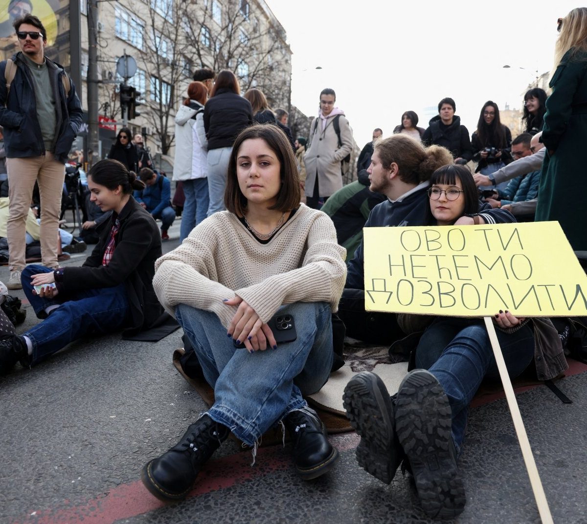 Decenas de miles vuelven a protestar en Belgrado contra el supuesto ...