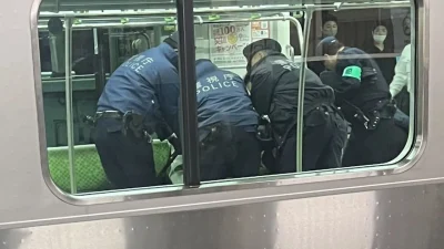 La Policía Nacional de Tokio mientras detiene a la atacante