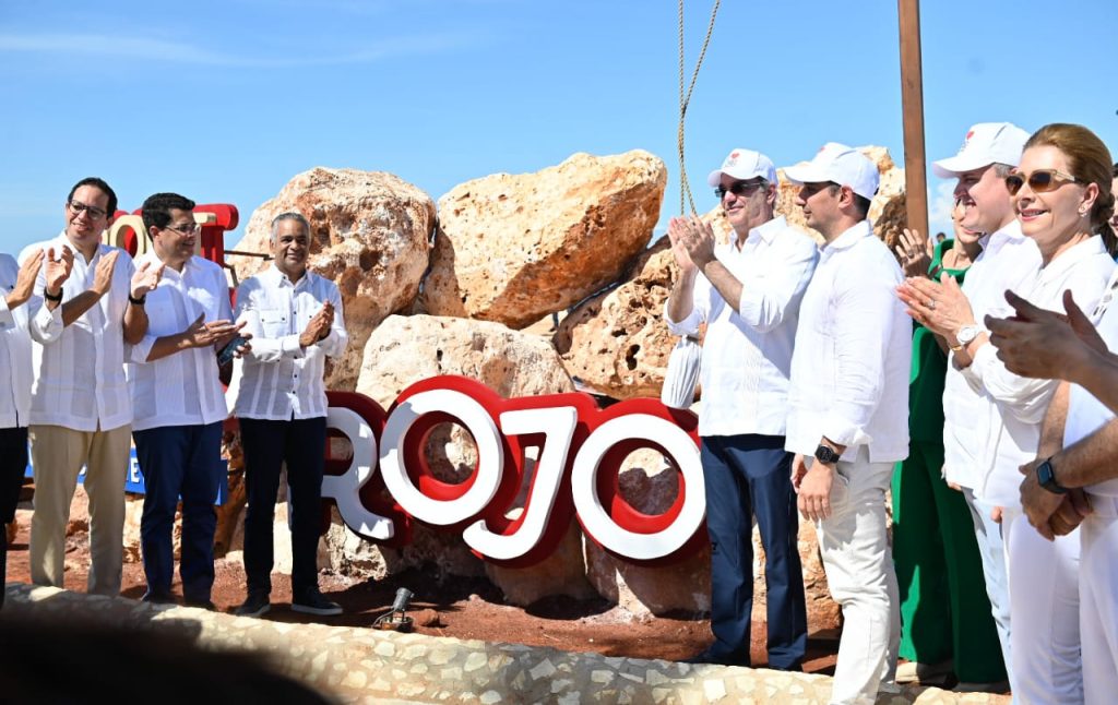 Este jueves 04 de Enero llegó a Cabo Rojo en Pedernales el primer crucero