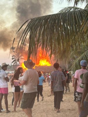 Fuego alcanzan locales comerciales en Las Terrenas