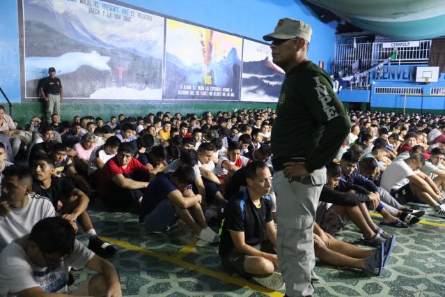 Presidiarios de Perú custodiados