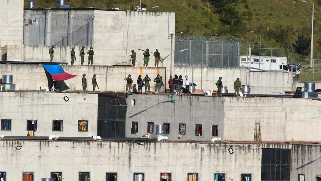 Lanzan segundo preso muerto de dentro de cárcel en Ecuador