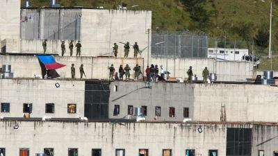 Lanzan segundo preso muerto de dentro de cárcel en Ecuador