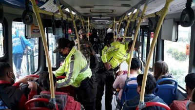 Autoridades vigilan transporte público de Ecuador