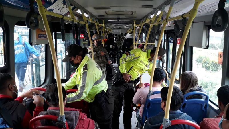 Autoridades vigilan transporte público de Ecuador