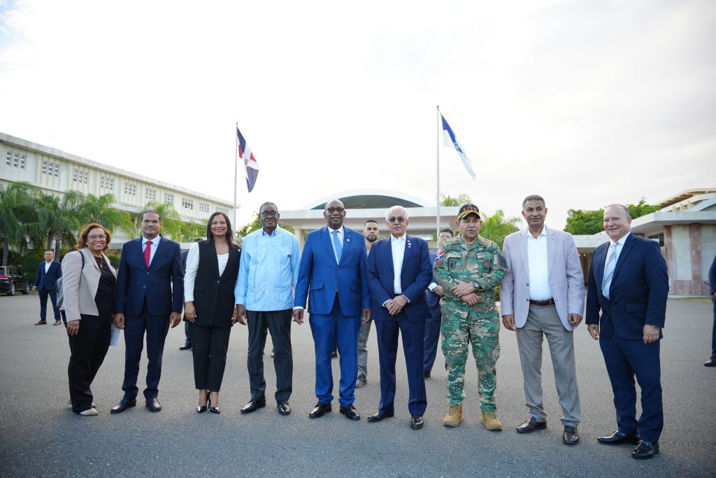 El rector de la UASD, maestro Editrudis Beltrán Crisóstomo y el administrador de la ETED, Martín Robles, acompañados de funcionarios de ambas entidades, realizaron un recorrido por el campo universitario para apreciar parte de la instalación de las lámparas que realizaba una brigada de la empresa eléctrica.
