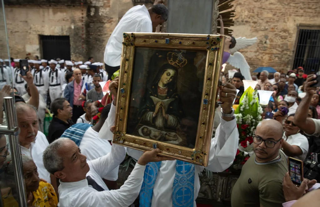 Devotos católicos dominicanos participan de una Procesión para venerar a la Virgen de la Altagracia