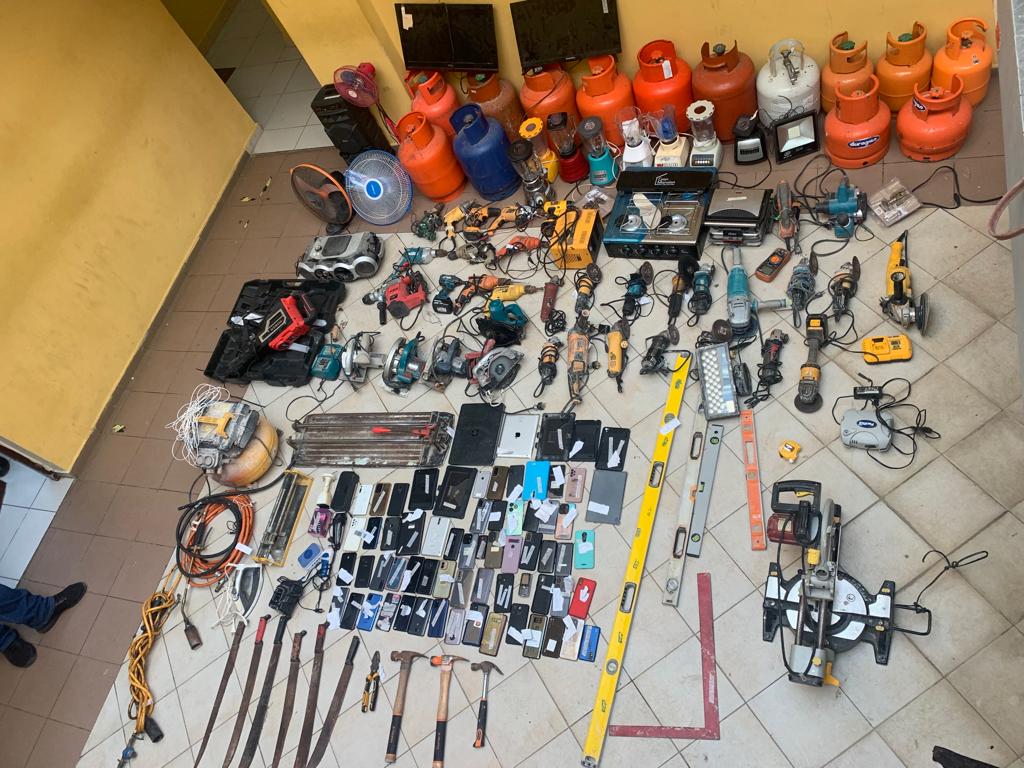 Objetos que fueron decomisados durante el allanamiento (Foto: Fuente externa)