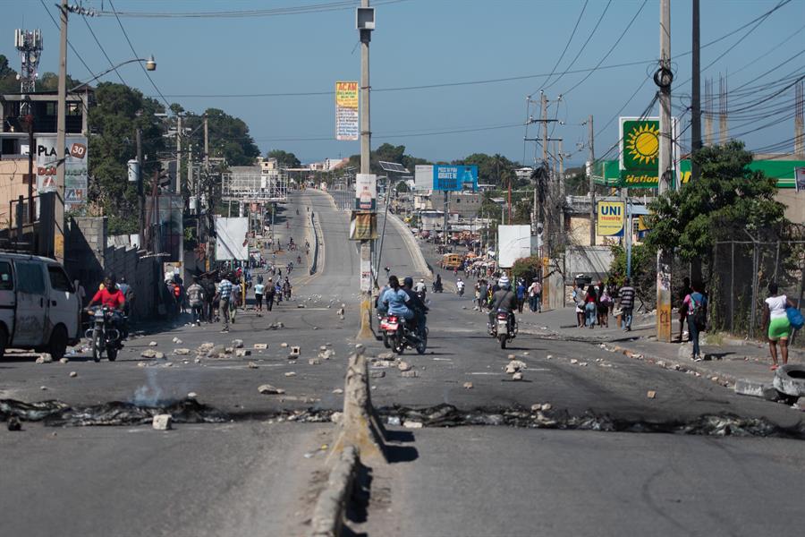 Haitianos incendian neumáticos y bloquean vías