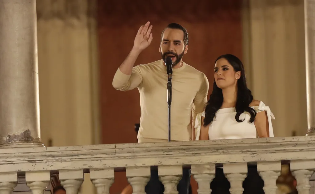 El actual presidente Nayib Bukele, habla desde el Palacio Nacional junto a su esposa Gabriela Rodríguez de Bukele. (Foto: EFE)