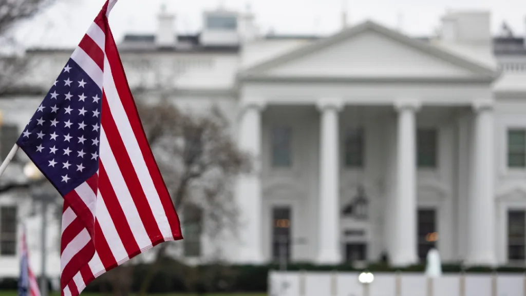 Bandera de Estados Unidos frente a la Casa Blanca