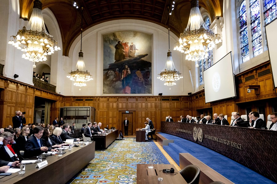 Momento de la firma en el Palacio de la Paz de La Haya