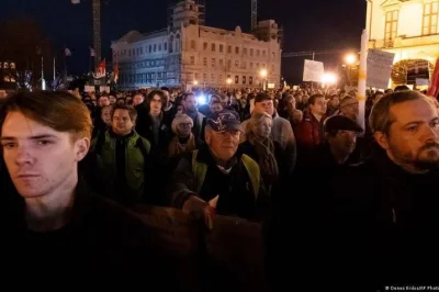 Protesta multitudinaria contra el Gobierno húngaro