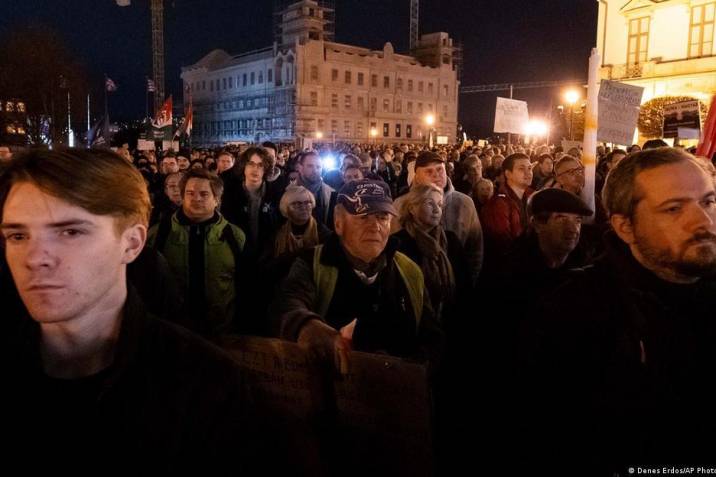 Protesta multitudinaria contra el Gobierno húngaro
