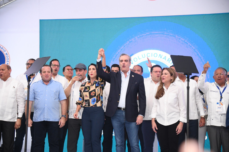 Parte de los miembros del PRM junto a Abinader