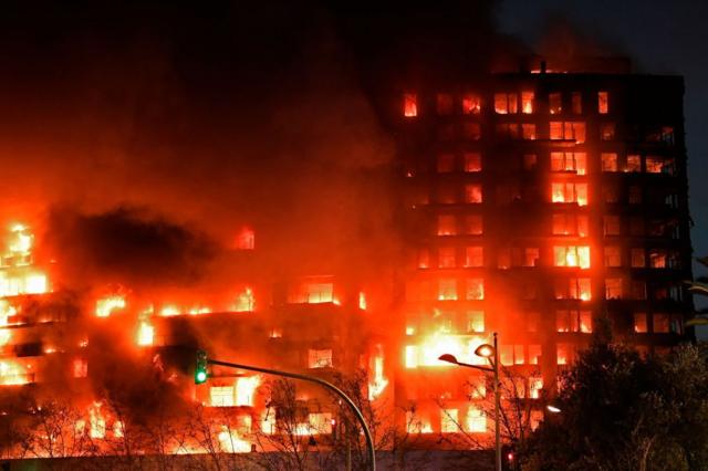 Se incendia un edificio en Valencia
