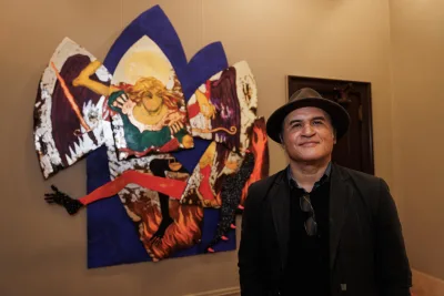Chiqui Mendoza mientras posa junto a su obra 'San Miguel de Arcángel' expuesta en la muestra 'Dominican Yorks at the Hispanic Society'